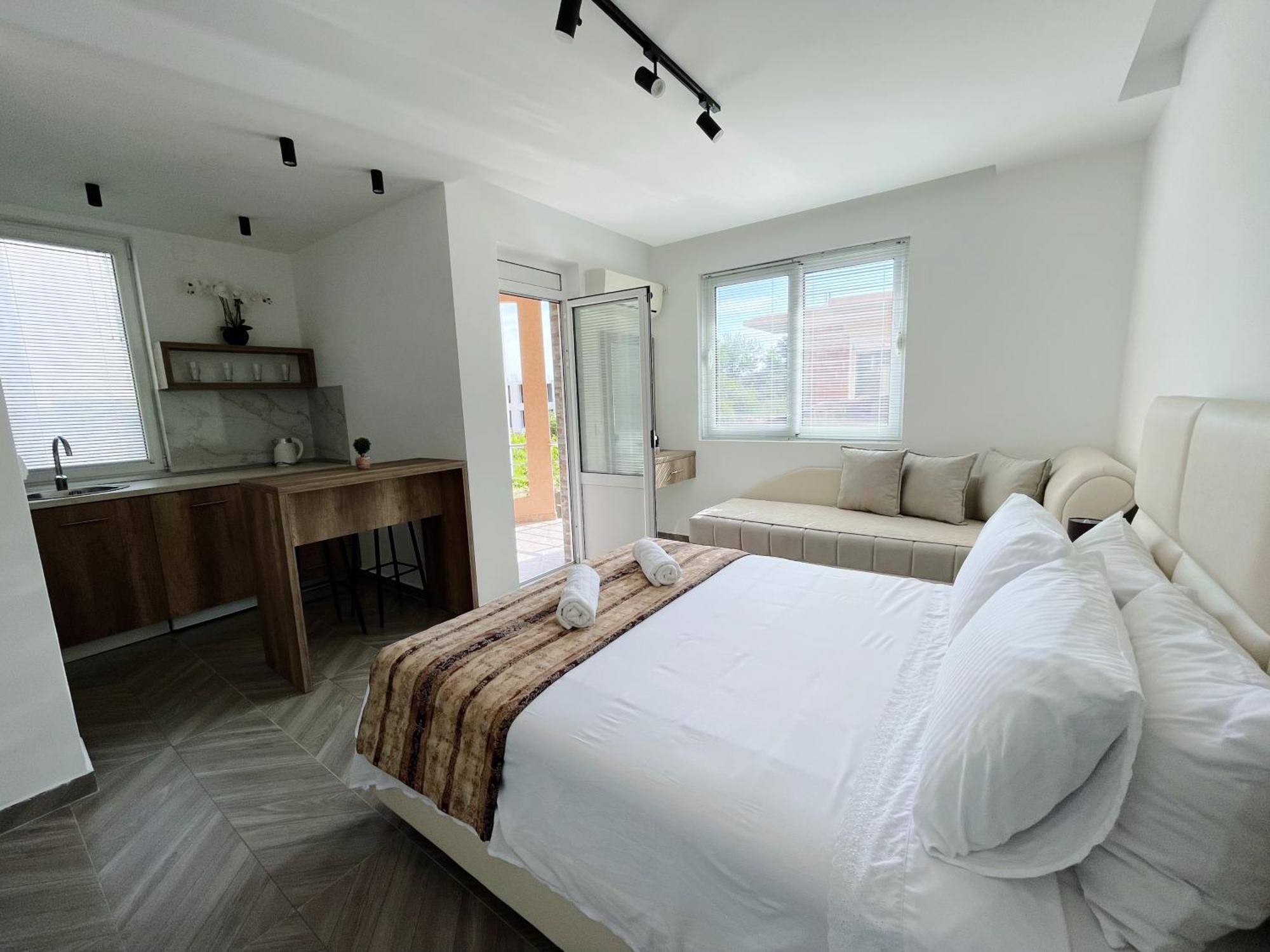 Guest House Koliqi - Hotel & Apartments Улцин Екстериор снимка
