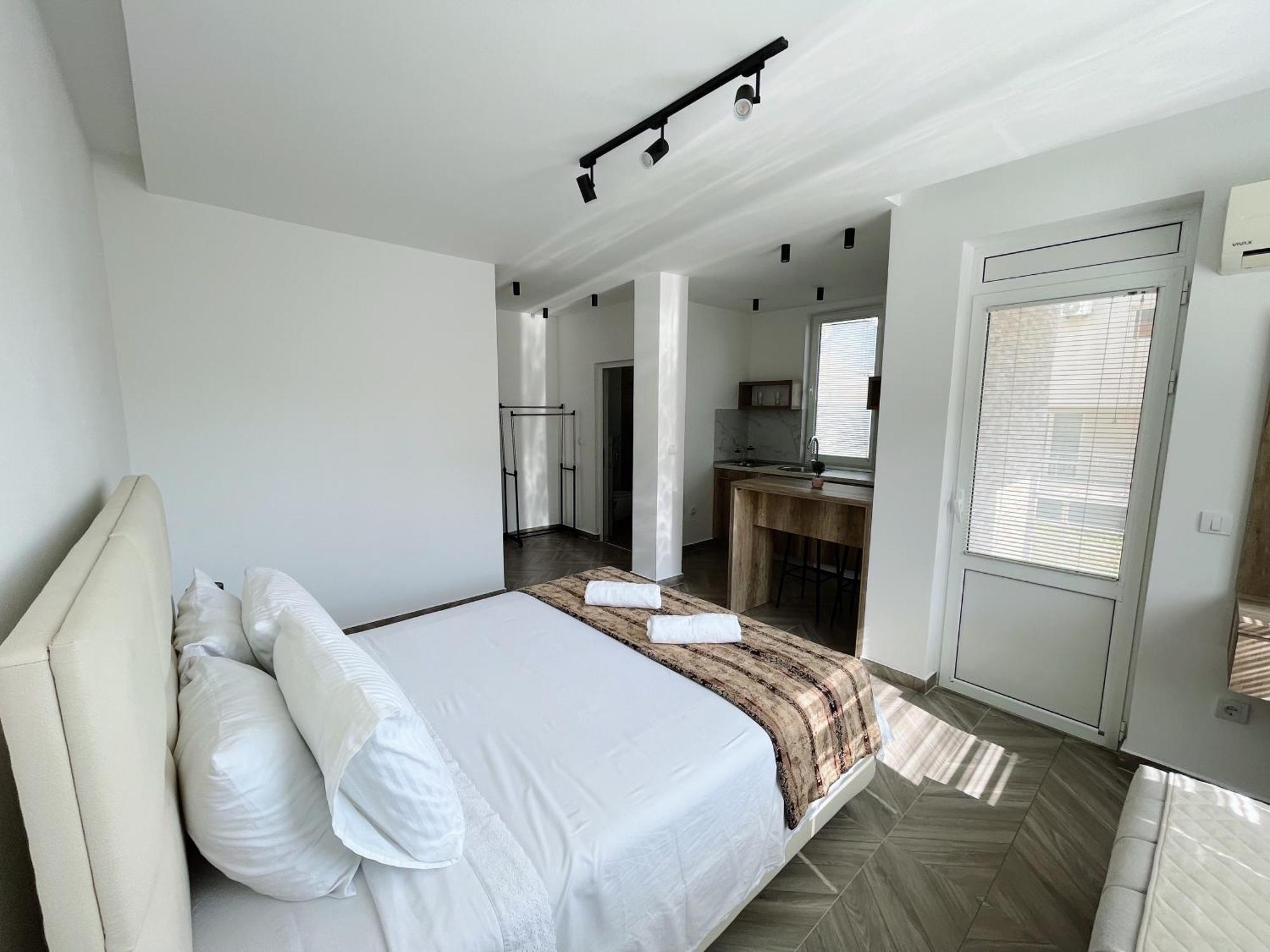 Guest House Koliqi - Hotel & Apartments Улцин Екстериор снимка