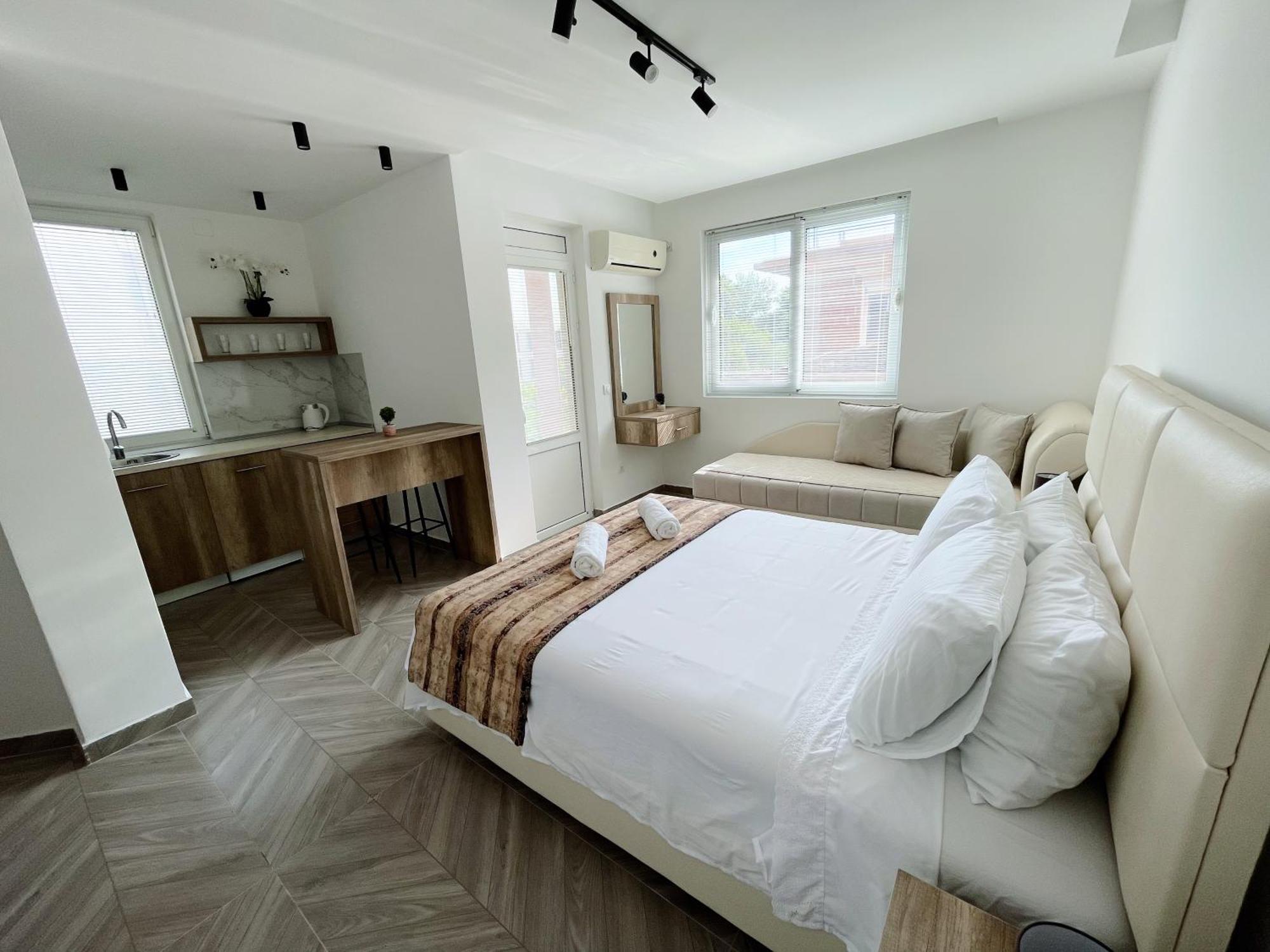 Guest House Koliqi - Hotel & Apartments Улцин Екстериор снимка