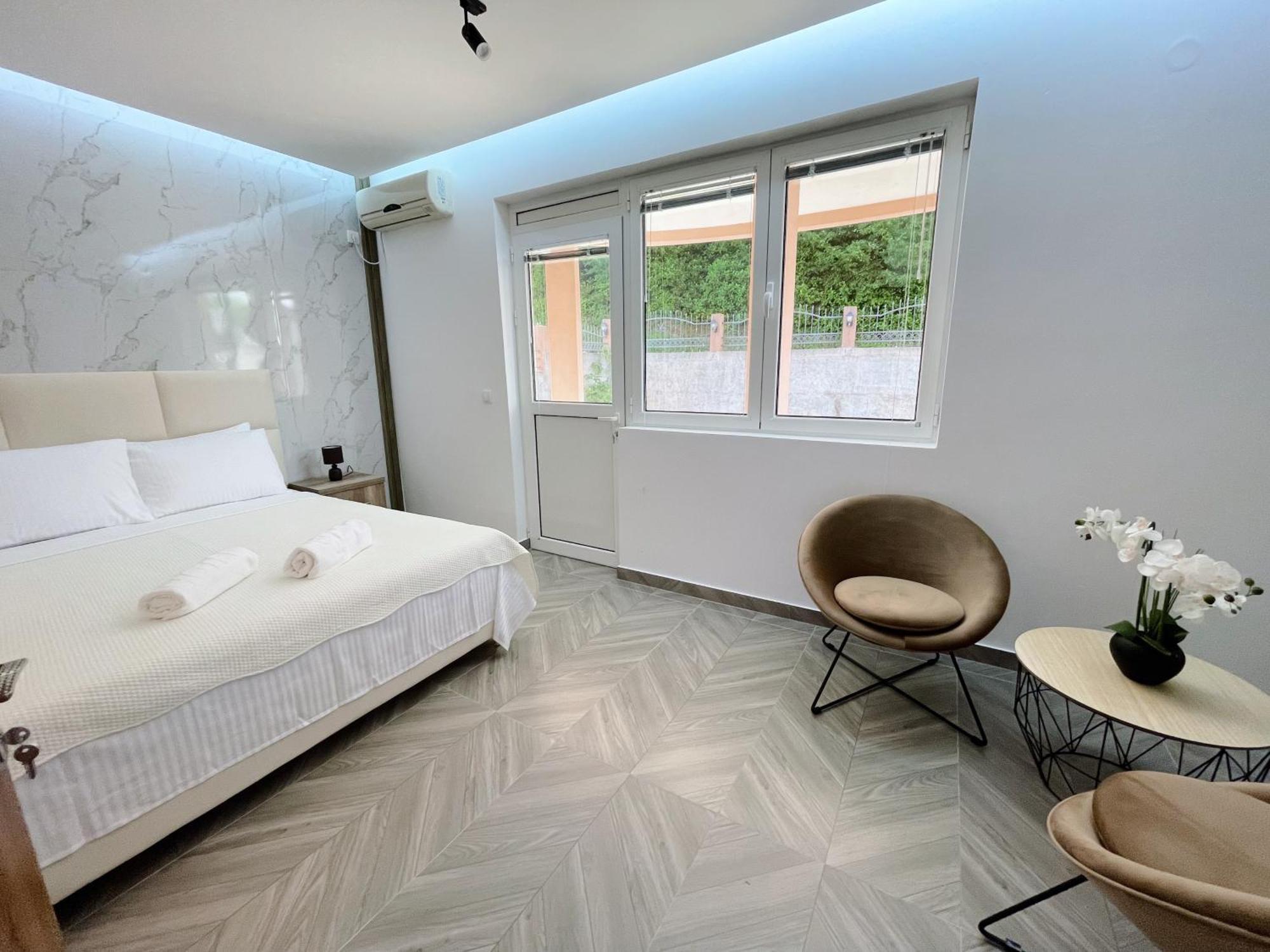 Guest House Koliqi - Hotel & Apartments Улцин Екстериор снимка